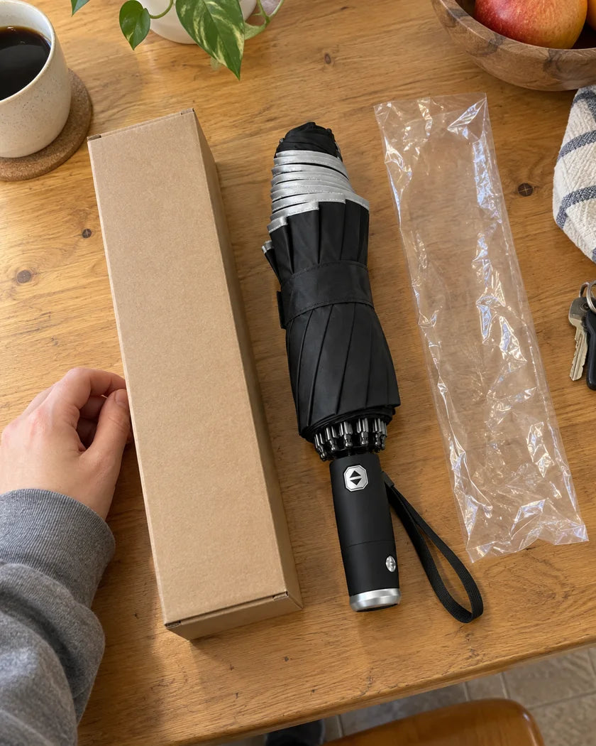 Illustrative Alltagsszene mit Rayni Umbrella: Frisch ausgepackt